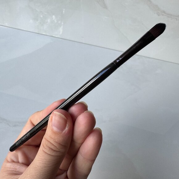 Laura Mercier Creme Eye Detail Brush - Picture 2 of 9